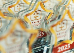 Zdjęcie nagród Gwiazdy Jakości Obsługi, które stoją na stole