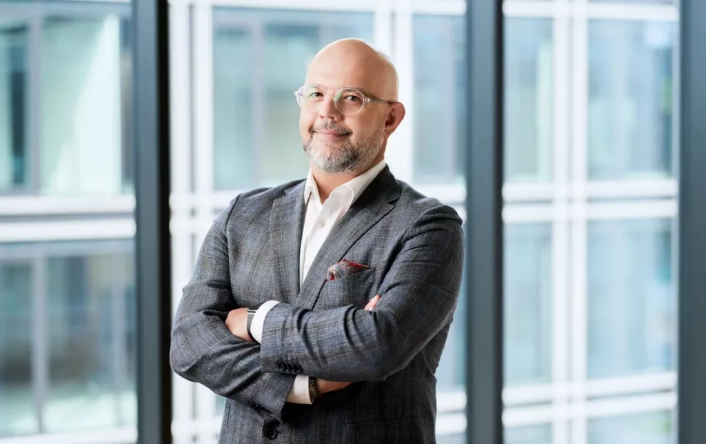 Zdjęcie Tomasza Głodowskiego, Dyrektora Marketingu Smartney,
Eksperta rynku finansowego